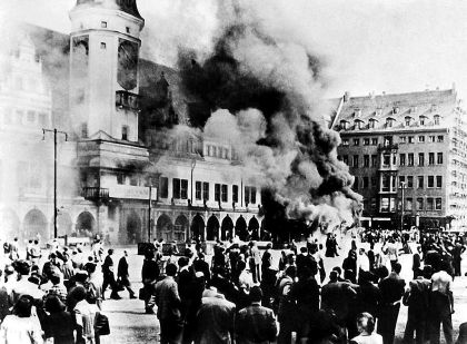 Antikommunistische Randalierer und Brandstifter auf dem alten Markt in Leipzig (17. Juni 1953)