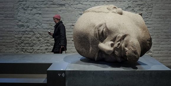Der abgeschlagene und beschädigte Kopf Lenins - ein Mahnmal der Kulturbarbarei und des Antisowjetismus