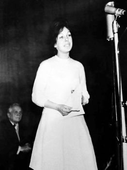 Christa Kożik am Mikrophon beim ersten Potsdamer Lyrikabend 1963