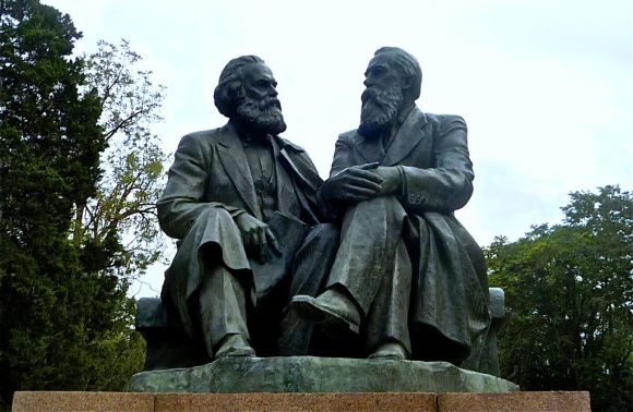 Marx-Engels-Denkmal in Frunse (Kirgistan)