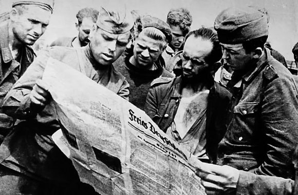 Kriegsgefangene beim Lesen der ersten Ausgabe der Zeitung „Freies Deutschland“