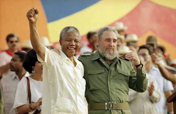 Castro und Mandela auf dem Gipfel der Nichtpaktgebundenen Staaten in Durban, Südafrika, 1998
