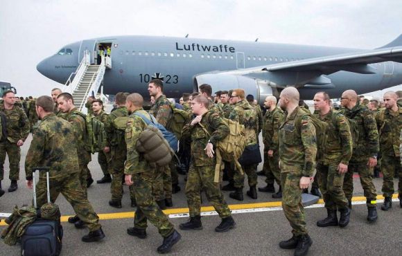Bundeswehrsoldaten auf einem Flugplatz in Litauen
