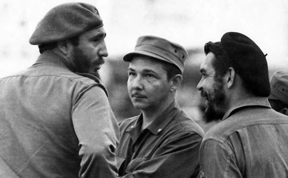 Raùl Castro und Ernesto Che Guevara mit Fidel Castro (1959)