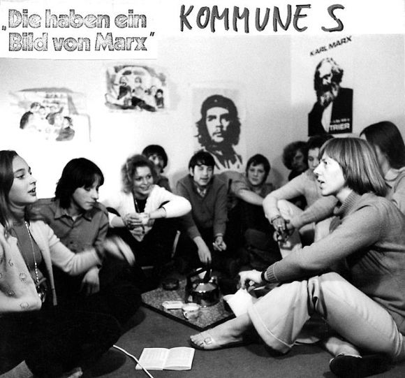 Edda Groth (re.) im Gespräch mit Jugendlichen, 1970