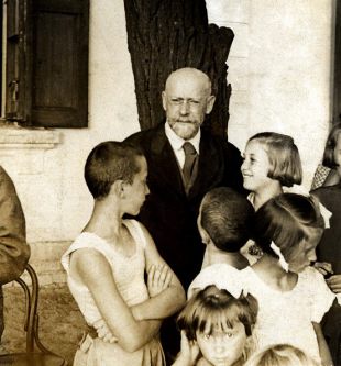 Janusz Korczak mit einigen seiner Schutzbefohlenen (1934)