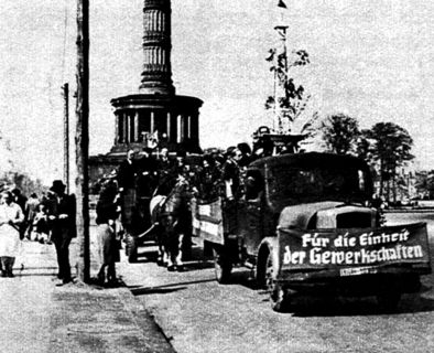 Die Mitarbeiter des Berliner Rundfunks marschieren zum 1. Mai 1946 auf, dem ersten nach der Befreiung.