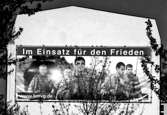 Überdimensionales Propaganda-Poster am Kriegsministerium in Berlin