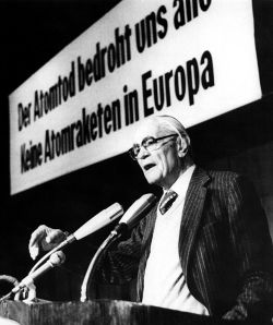 Martin Niemöller auf einer Friedensmanifestation in Krefeld (1960)
